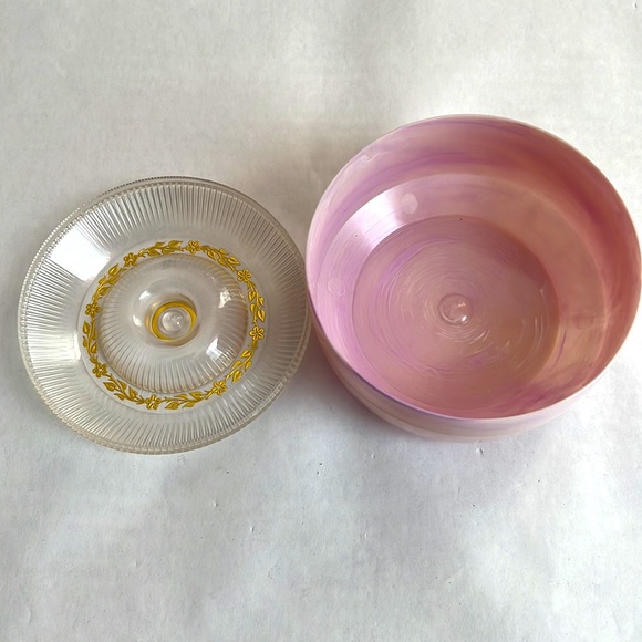 Vintage Lilac Plastic Dusting Powder Dish with Lid & Pad - Picture 3 of 6